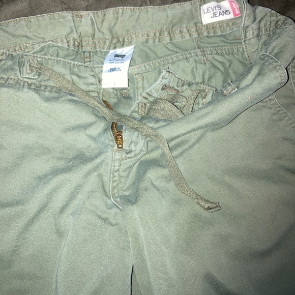 Levis army, green, cargo capris - Picture 4 of 8